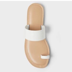 Universal Thread Women’s Juno Toe Ring Flat Sandals White Memory Foam